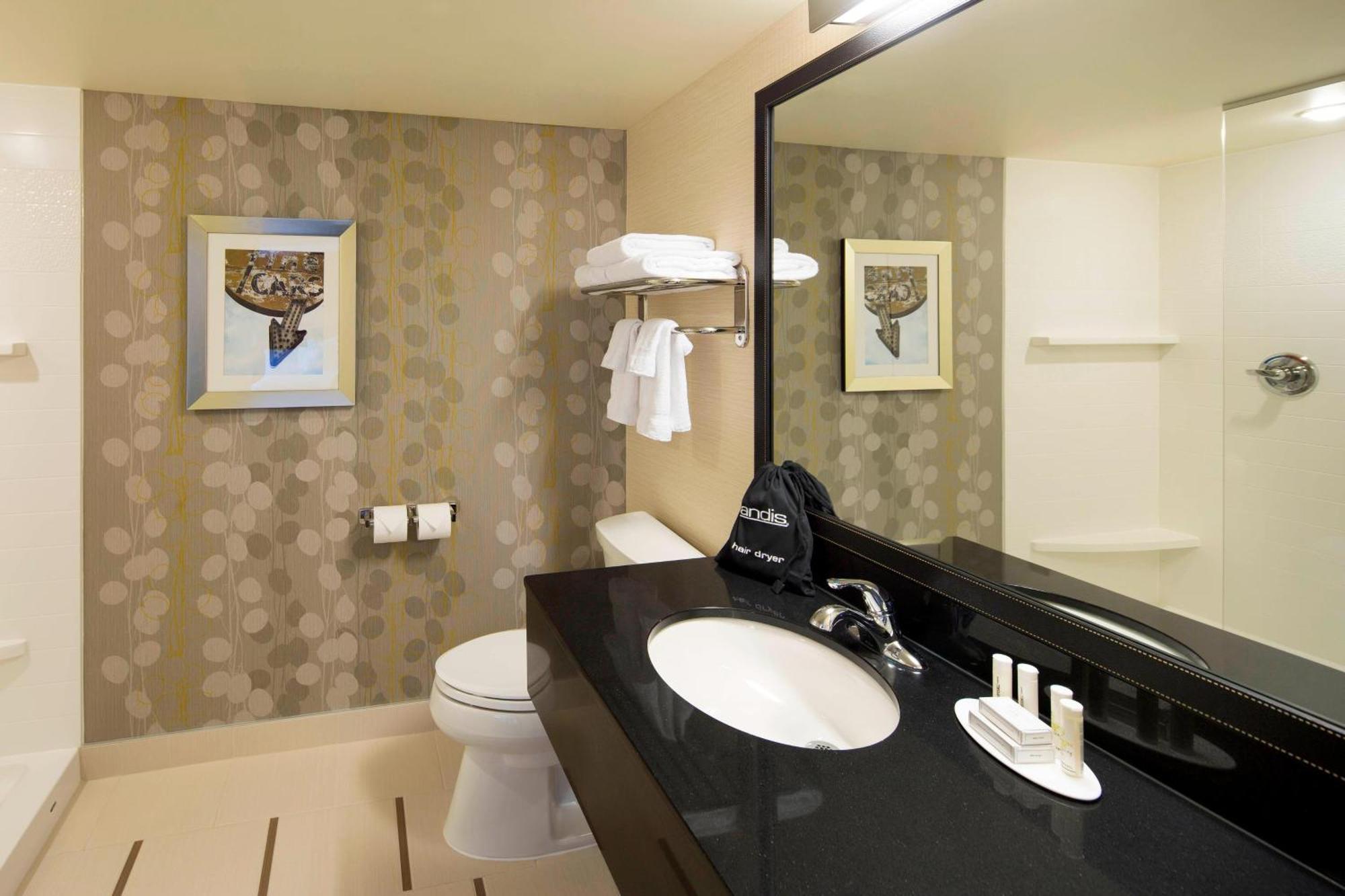 Fairfield Inn & Suites By Marriott Calgary Downtown Bagian luar foto